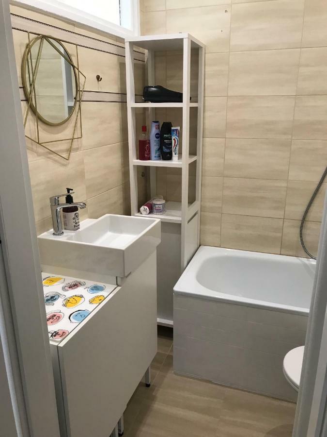 New Life Apartment Next To Metro Station Варшава Екстер'єр фото